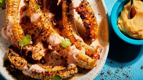 Côtes de Maïs à la Friteuse avec Sauce Épicée au Yogourt à la Noix de Coco