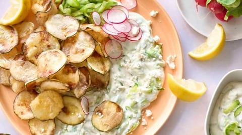 Assiette de Tzatziki au Féta et de Croustilles de Courgettes