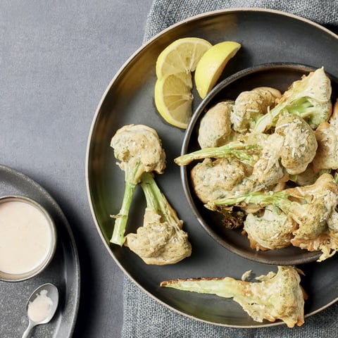 Brocoli Tempura avec Sauce au Tahini Épicée
