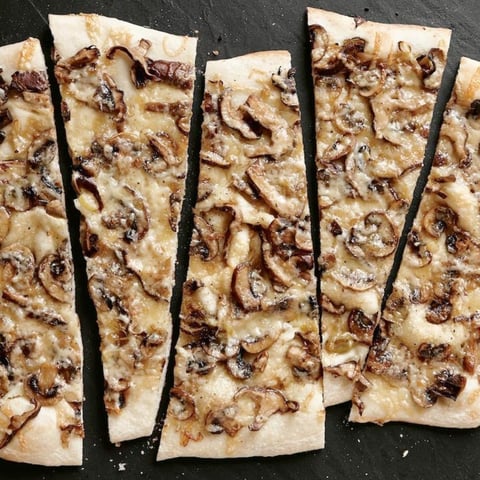 Pizza Blanche aux Champignons et Fromage Suisse