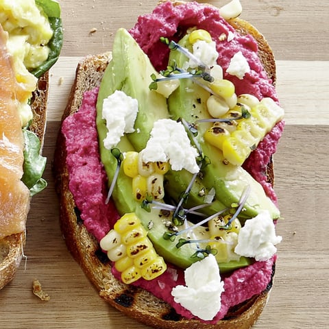 Tartines au Hummus de Betteraves, à l’Avocat et au Maïs Grillé