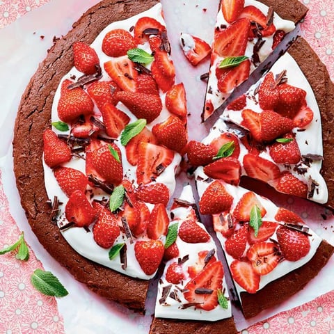 Biscuit Géant au Chocolat, Garniture au Fromage et aux Fraises