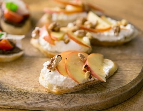 Tartine à la Ricotta, Pêche, Noix de Grenoble et Miel