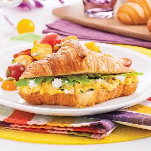 Croissants aux Oeufs Brouillés et Fromage de Chèvre