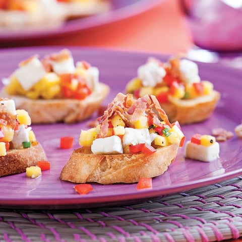 Crostinis au Brie, Bacon et Salsa de Mangue