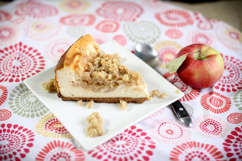 Gâteau au Fromage avec Garniture de Pommes, Caramel et Crumble