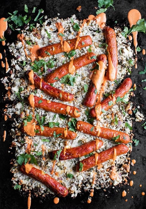 Merguez, Couscous de Chou-fleur aux Herbes, Fromage Féta & Sauce aux Poivrons Rouges