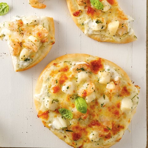 Mini-pizzas aux Fruits de Mer, Sauce Béchamel au Beurre à l’Ail