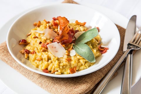 Risotto à la Courge Poivrée, à l'Ail Rôti et au Bacon Fumé