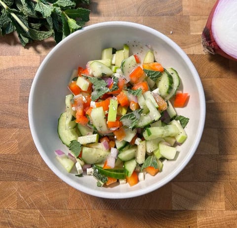 Salade fraîche d'Été : Concombre, pomme verte, feta et menthe
