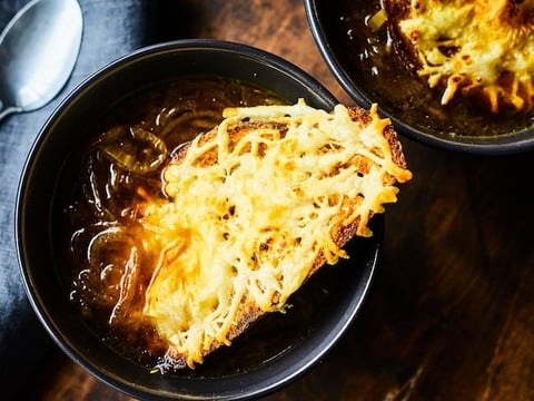 Soupe à l’Oignon à la Bière et aux Fromages Québécois