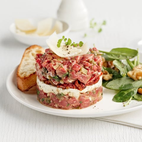 Tartare de Boeuf Étagé, Tomates Séchées et Boursin
