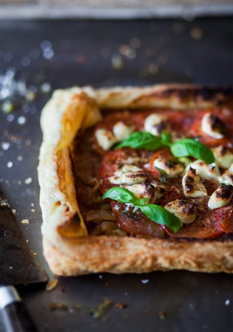 Tarte aux Oignons Caramélisés, Tomates & Chèvre