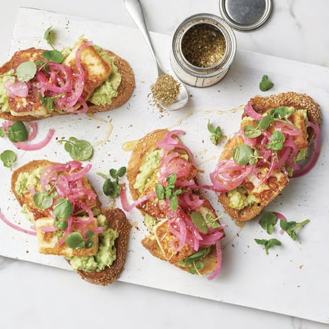 Tartines à l’Avocat, au Halloumi et aux Oignons Marinés