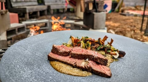 Tomahawk de Boeuf sur Feu de Bois, Sauce aux Oignons Brûlés