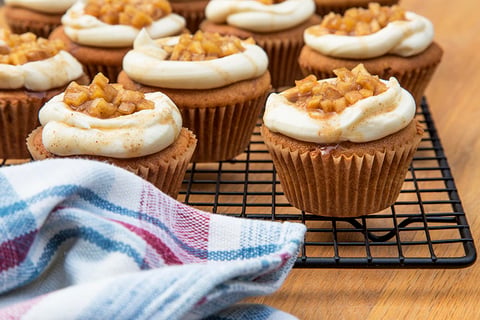 "CUPCAKES" POMMES-CANNELLE ET GLAÇAGE AU FROMAGE À LA CRÈME