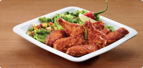 AILES DE POULET BBQ CHIPOTLE ET SALADE DE HARICOTS À LA MEXICAINE