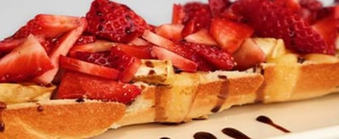 BAGUETTE AU BRIE DE PORTNEUF FONDANT AUX FRAISES ET CARAMEL BALSAMIQUE