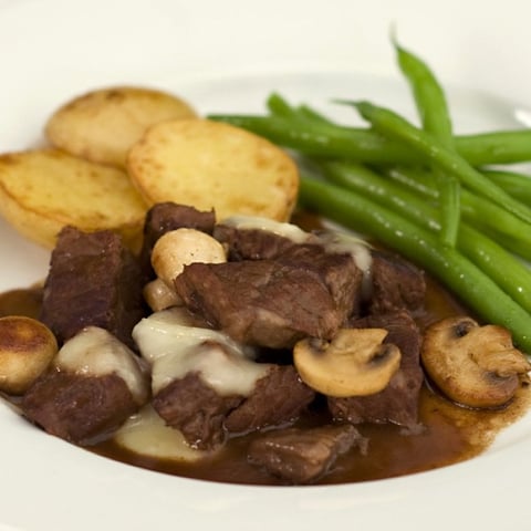 BOEUF BOURGUIGNON À L’EXTRA GRAND CAMEMBERT