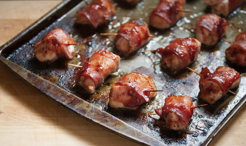 BOUCHÉES DE DINDON AU BACON AVEC SAUCE BARBECUE AUX CANNEBERGES ET CHIPOTLES