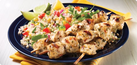 BROCHETTES DE POULET CHIMICHURRI ET SALADE DE QUINOA SUD AMÉRICAINE