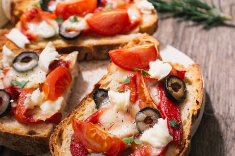 BRUSCHETTAS À LA MÉDITERRANÉENNE, RECETTE SANS GLUTEN