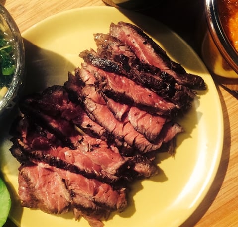 Bavette Marinée aux Pommes et aux Échalotes