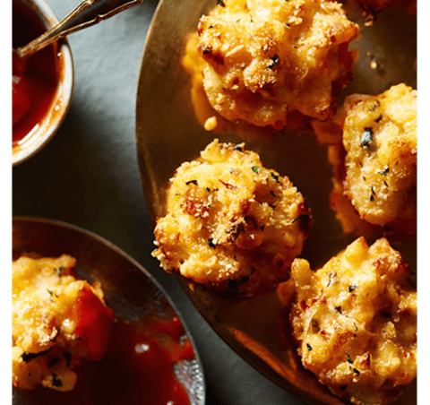 Bouchées de Macaroni au Fromage avec Condiment à la Tomate Épicée