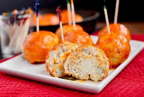Boulettes de Poulet Farcies au Feta Sauce Buffalo