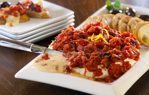 Brie au Four Garni de Tomates Épicées