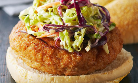 Burgers de Poulet et Salade de Chou au Gingembre et à l'aïoli