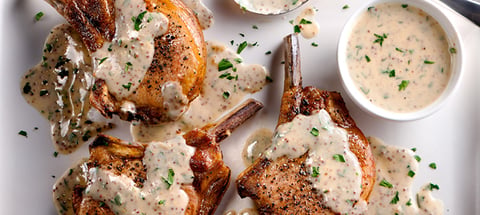 Côtelettes de Porc Garnies de Sauce Crémeuse à la Moutarde