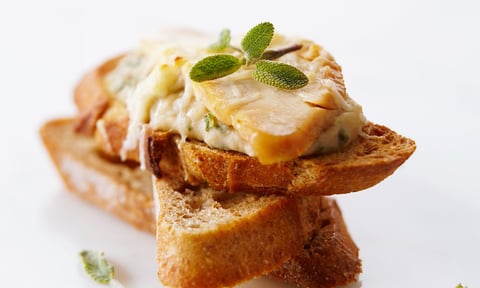 CANAPÉS CROSTINI AVEC HARICOTS BLANCS, POULET ET SAUGE