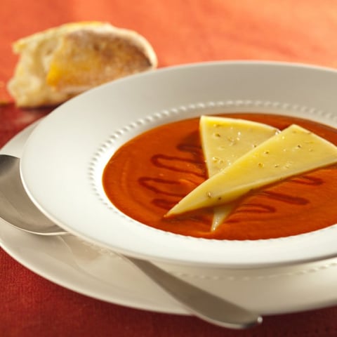 CRÈME DE TOMATE GARNIE DE FROMAGE LE COUREUR DES BOIS FONDANT ET DE MIEL
