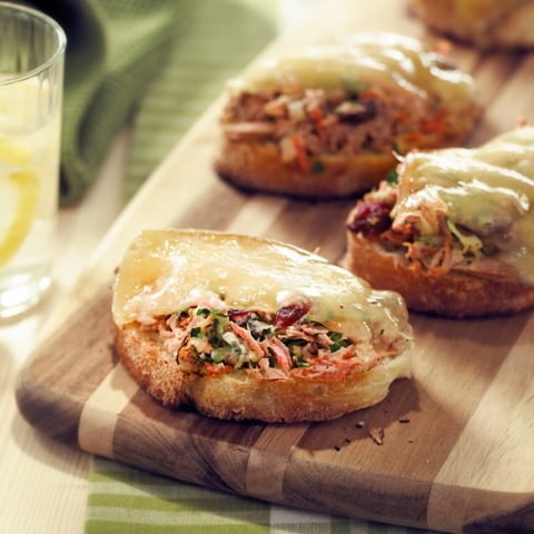 CROÛTON GRILLÉ AU THON ET AU FROMAGE LE CRU DU CANTON