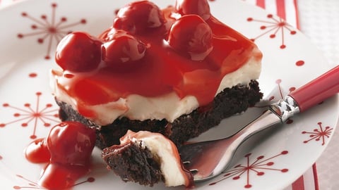 Carrés de Brownies et Garniture aux Cerises