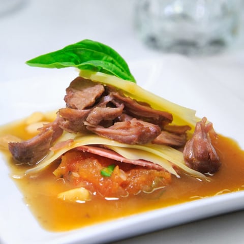 EFFILOCHÉ DE VEAU ET LANGUE BRAISÉE, FROMAGE LE CANOTIER DE L’ISLE, COMPOTE À LA TOMATE GRILLÉE, BASILIC