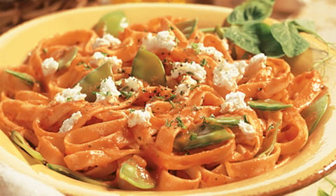 FETTUCCINE AUX POIS MANGE-TOUT ET AU FROMAGE DE CHÈVRE