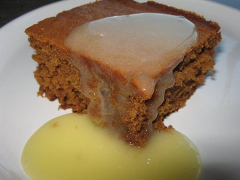 GÂTEAU À LA MÉLASSE, SAUCE AU CITRON