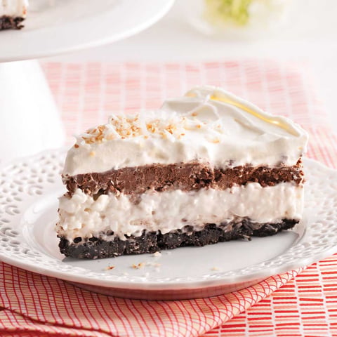 Gâteau Étagé à la Crème de Coco et Mousse au Chocolat