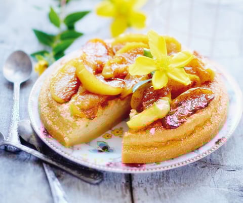 Gâteau Magique aux Pommes Poêlées et Caramel