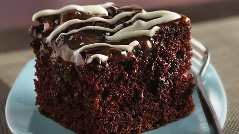 Gâteau « piqué » Aux Grains De Chocolat Et Caramel