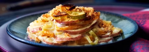 Gratin aux Légumes de la Récolte avec Garniture de Parmesan et Noix de Grenoble