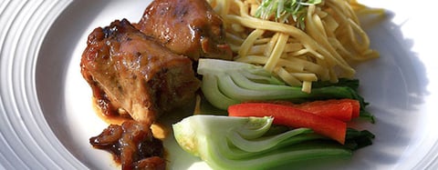 HAUTS DE CUISSES DE POULET FARCIS AUX OIGNONS CARAMÉLISÉS ET CANNEBERGES