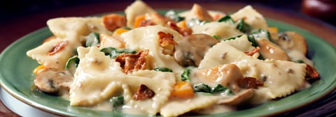 Farfalles au Poulet et au Bacon avec Épinards et Champignons