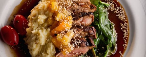 Joue de Porc Braisée Polenta Crémeuse au Cheddar et Tombée de Chou de Savoie
