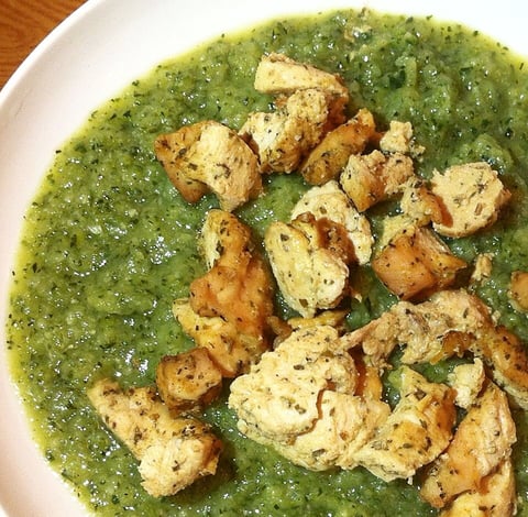 La Purée de Courgettes et le Poulet Mariné aux Fines Herbes