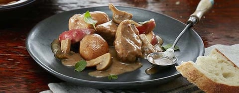 MIJOTÉ DE PORC CRÉMEUX AUX CHAMPIGNONS ET POMMES