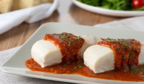 MORUE CHARBONNIÈRE D’ALASKA DANS UNE SAUCE AUX TOMATES ET AU PESTO