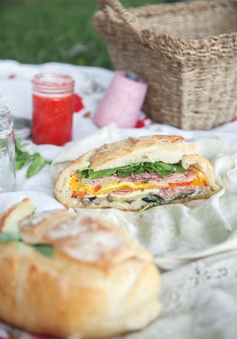MUFFALETTA AUX LÉGUMES GRILLÉS & CHARCUTERIES (SANDWICH À PARTAGER)